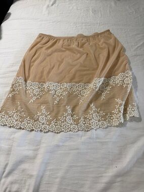Wacoal Beige Half Slip with Ivory Floral Lace Hem SZ:6